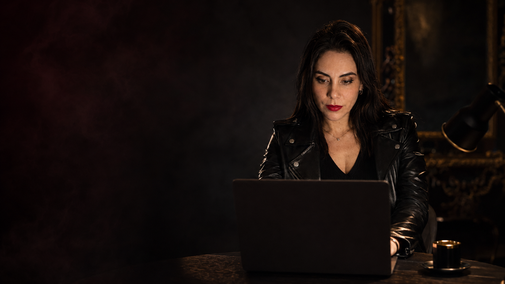 Luana Plaz em um momento de reflexão diante do notebook